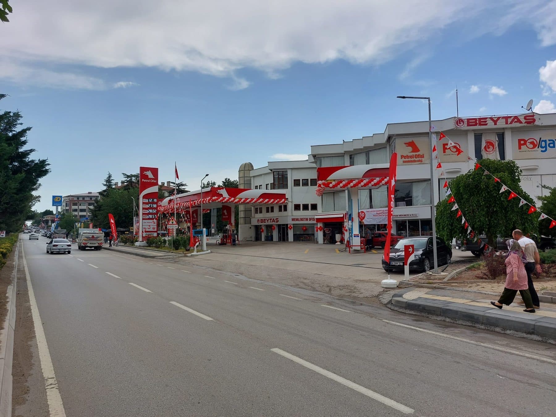 Beypazarı'nda bulvar üzerindeki Beytaş Petrol Ofisi istasyonu