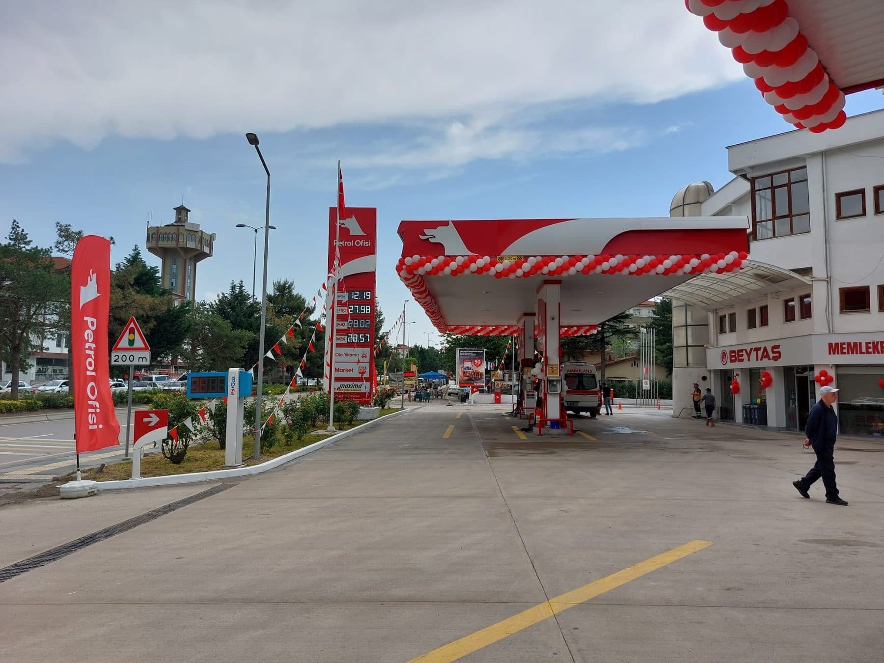 Beypazarı'ndaki Beytaş Petrol Ofisi istasyonunun kanopi altı görünümü