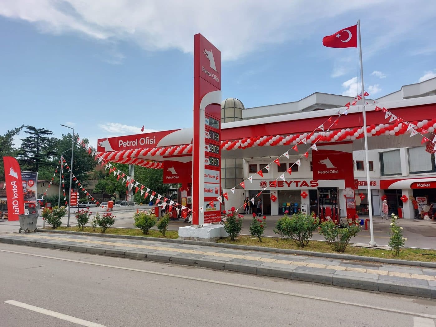 İstasyon girişindeki fiyat totemi ve kanopi