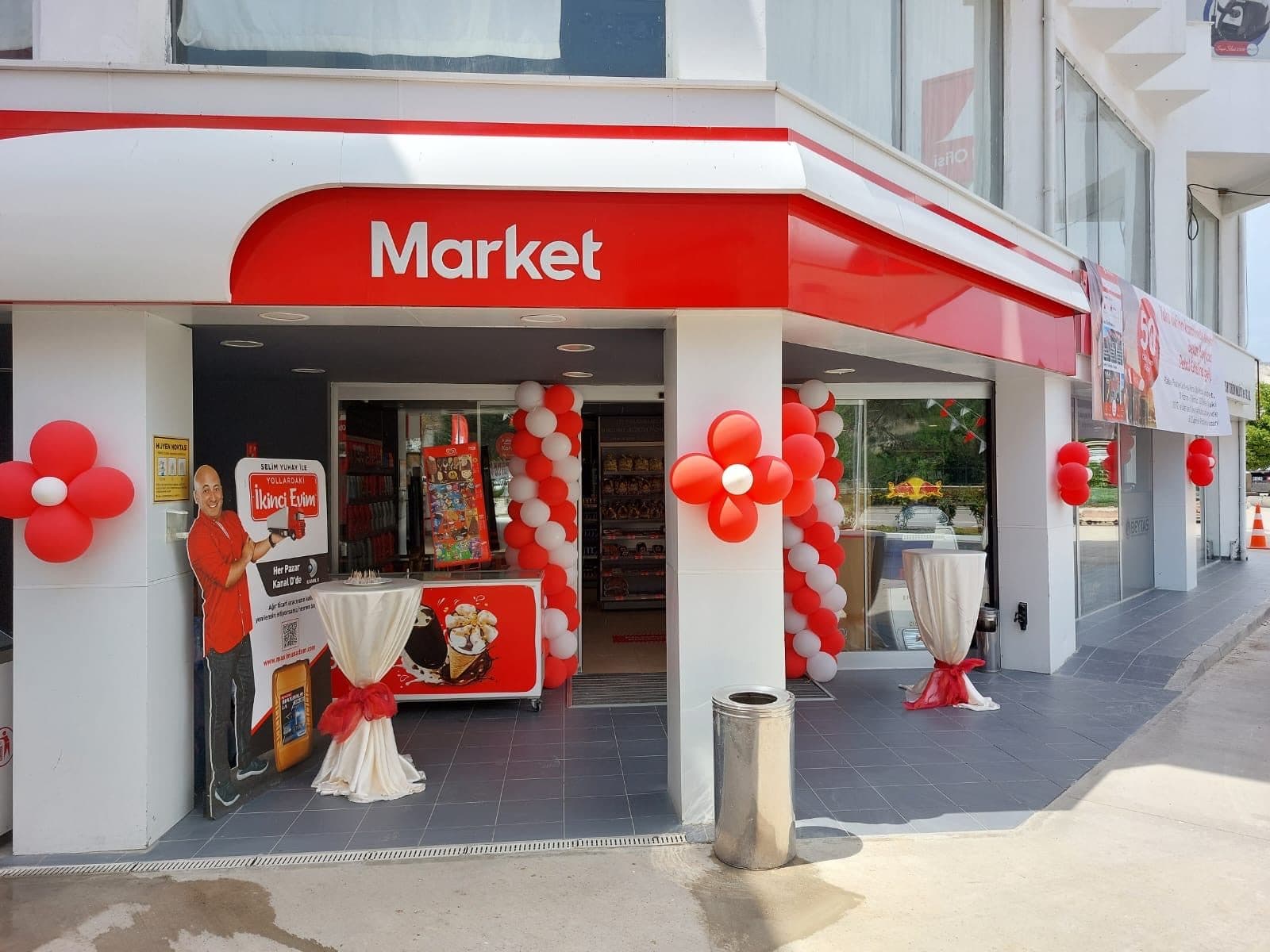 İstasyon marketinin kanopili girişi