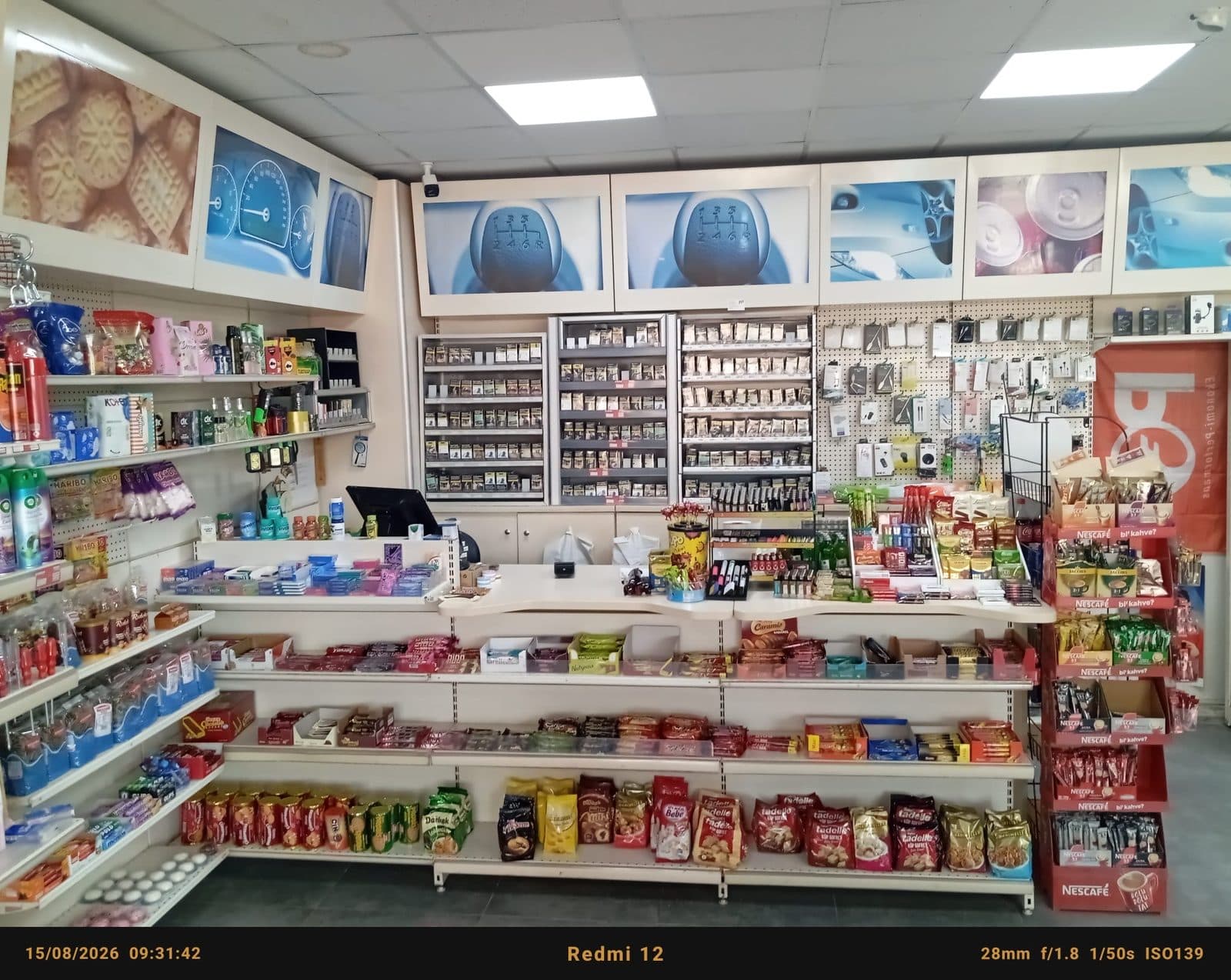 Market kasa önü ve tütün reyonu