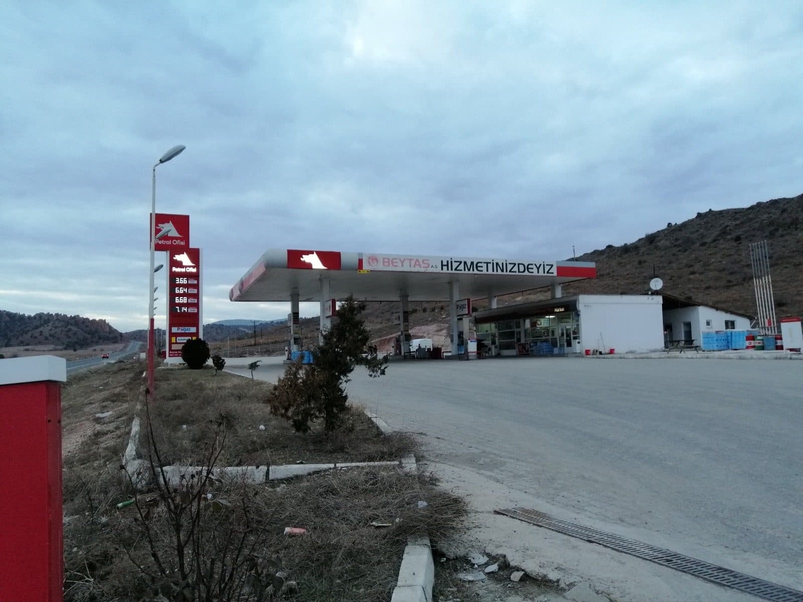 Nallıhan'daki Beytaş akaryakıt istasyonu